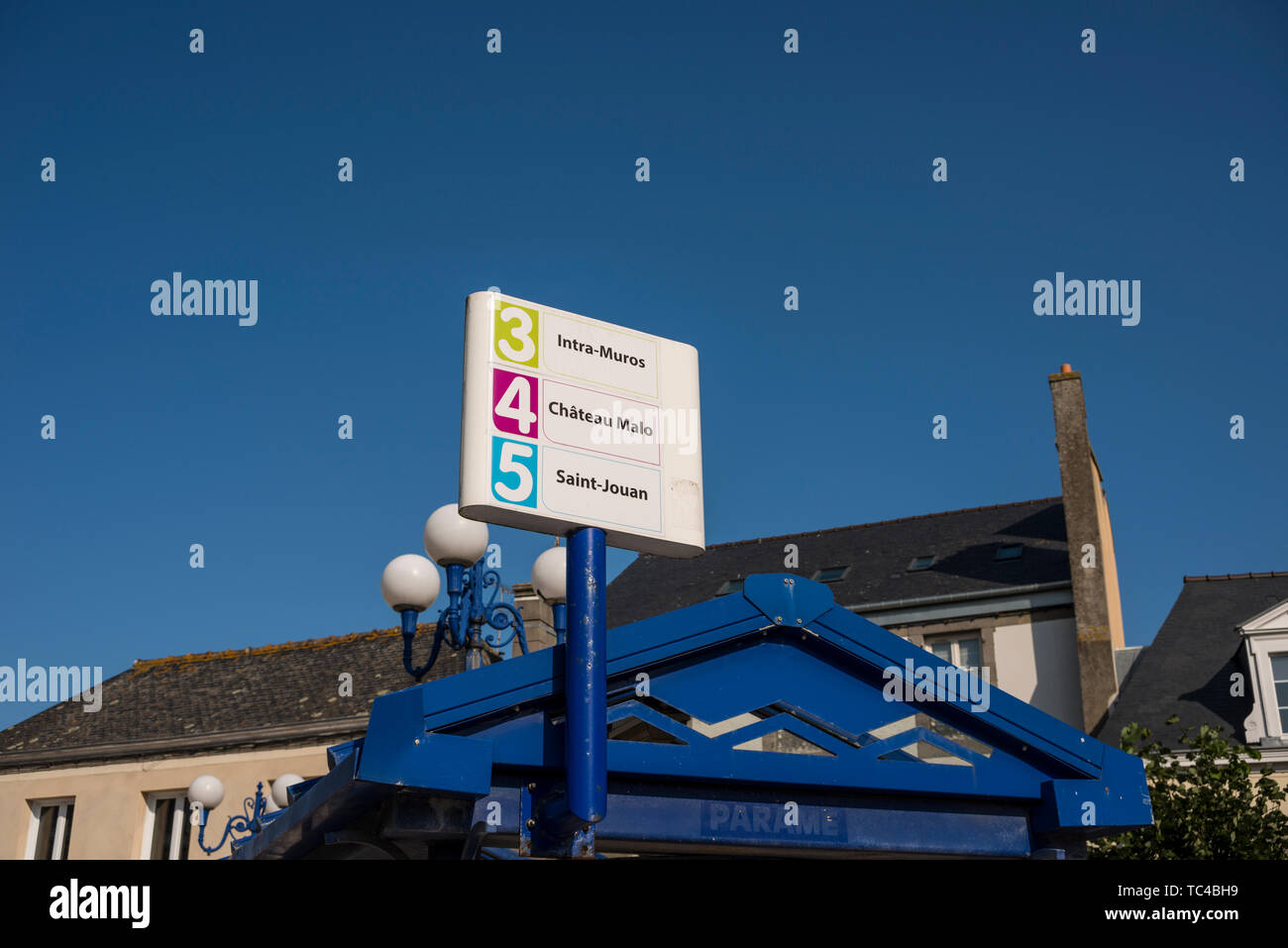 Arrêt de bus, quartier de Paramé, Saint-Malo, Bretagne, France Banque D'Images