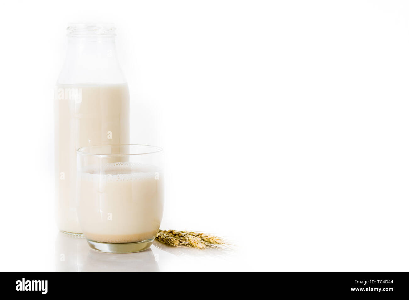 L'avoine lait dans une bouteille sur la table en bois Banque D'Images