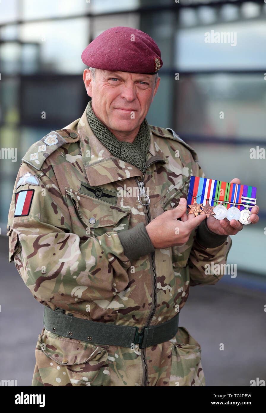 Le colonel Andrew Jackson, commandant adjoint de la 16 brigade d'assaut aérien, détient les médailles gagnées par sa femme Kate's grand-oncle le Lieutenant Richard Price, qui a été parachuté dans le cadre de l'invasion du Jour J. Le Colonel Jackson participe à un parachutage commémorative pour marquer l'invasion il y a 75 ans. Banque D'Images