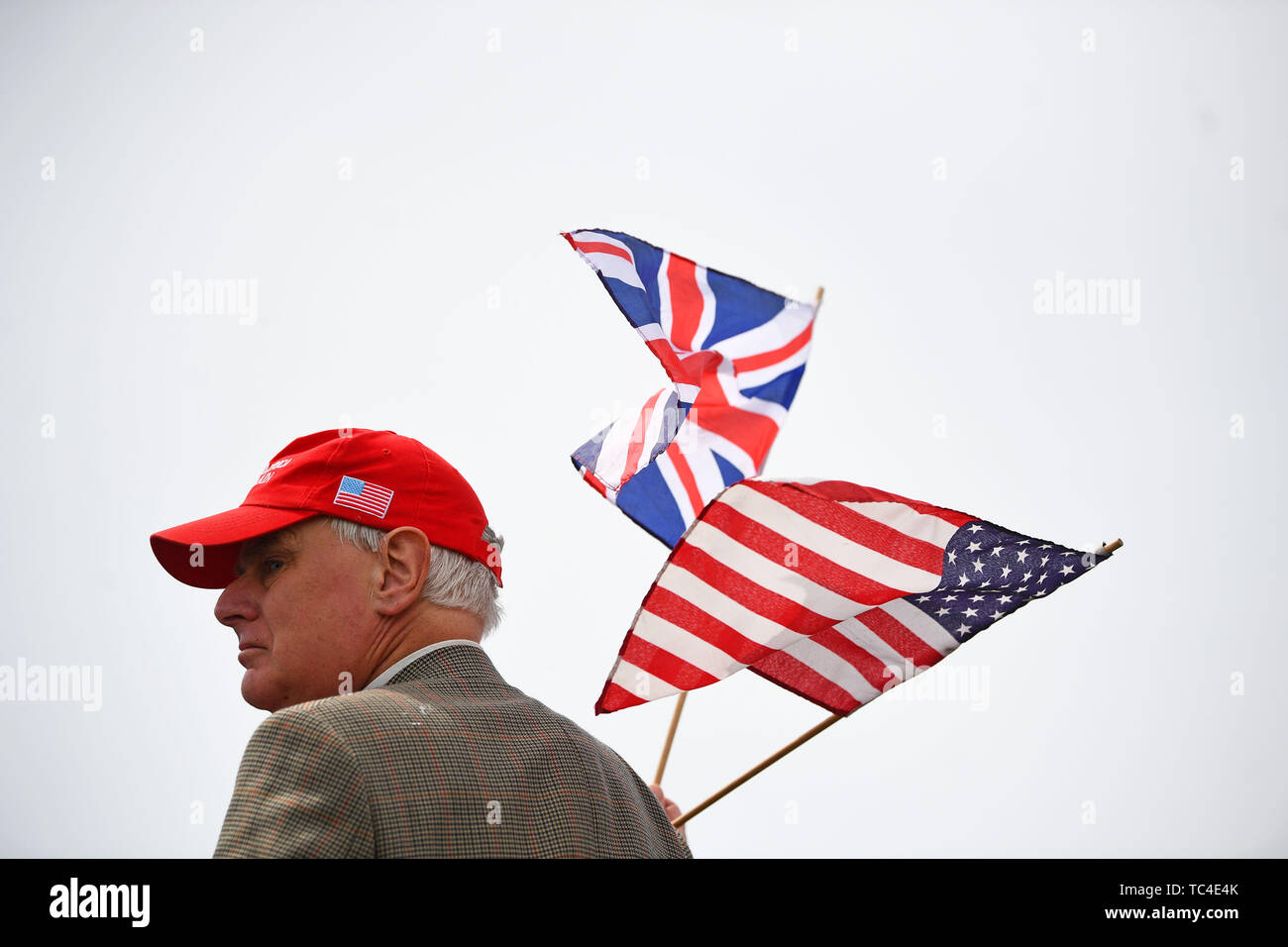Un homme détient au cours de l'indicateurs des commémorations de la 75e anniversaire du débarquement à Southsea Common à Portsmouth. Banque D'Images