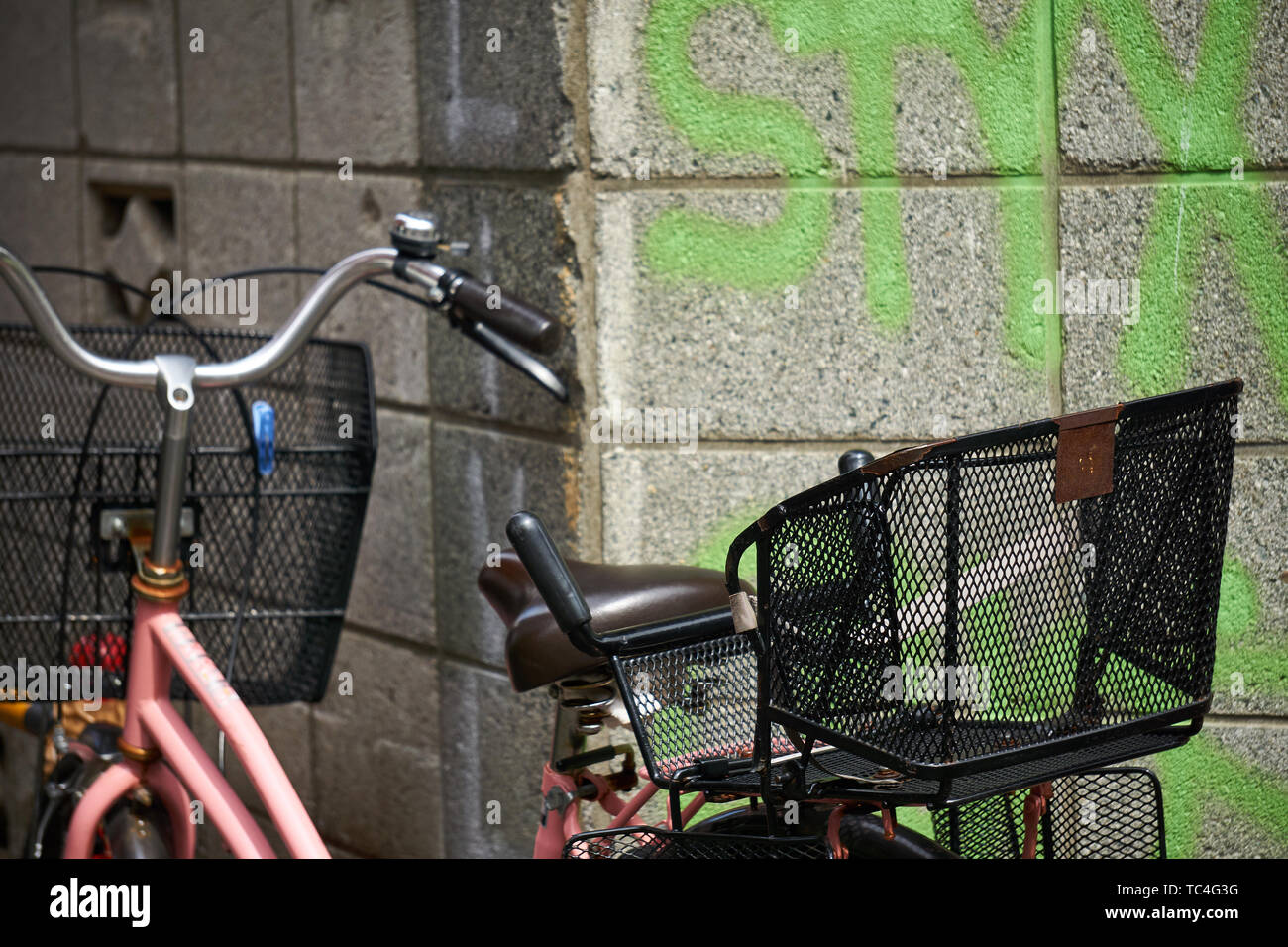 Un Japonais Location Mamachari Avec Siege Bebe A L Arriere Et Panier A L Avant Est Mis En Garde Par Un Mur Avec Styx Peint A La Bombe Des Graffitis Sur Elle Photo Stock