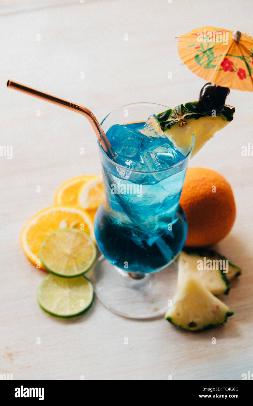 Close up d'un cocktail à la mode fantaisie colorée garnie de fruits frais, de retour d'un éclairage naturel de boire, n'est pas mise au point flou,composition créative , apéritif Banque D'Images