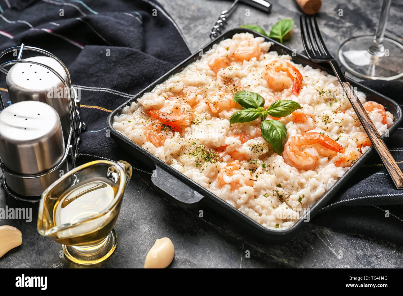 Poêle avec risotto savoureux sur grunge background Banque D'Images