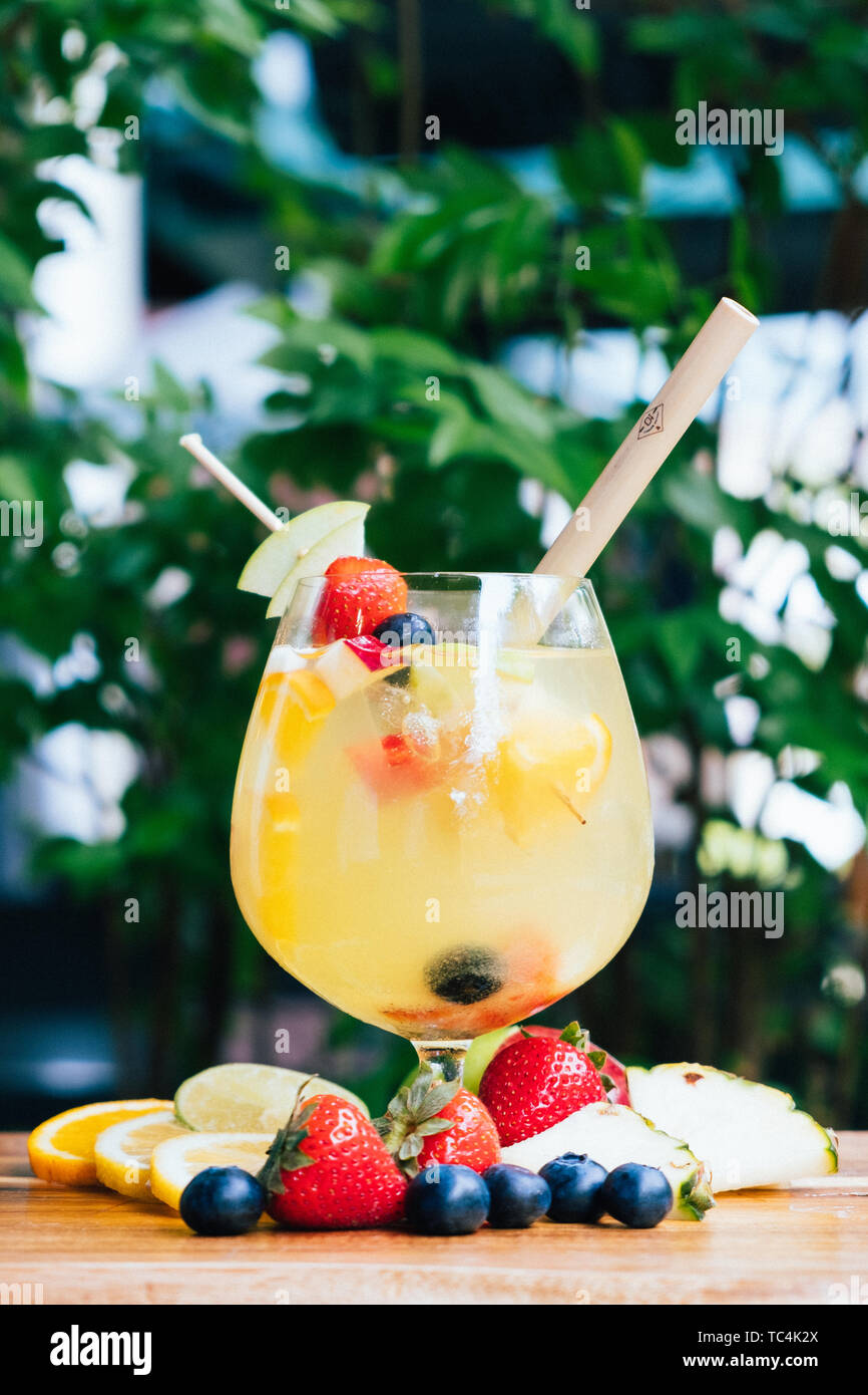 Close up d'un cocktail à la mode fantaisie colorée garnie de fruits frais, de retour d'un éclairage naturel de boire, n'est pas mise au point flou,composition créative , apéritif Banque D'Images