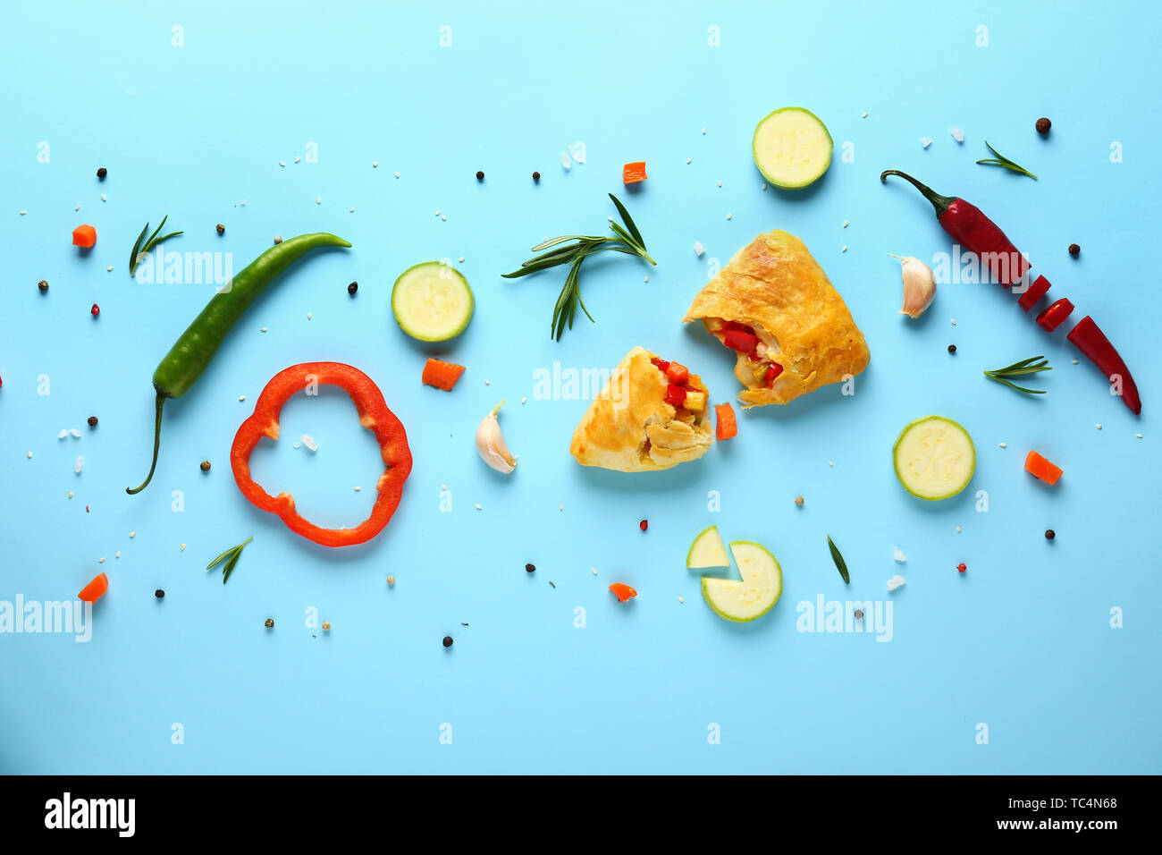 Samosa de légumes savoureux avec des ingrédients sur un fond de couleur Banque D'Images