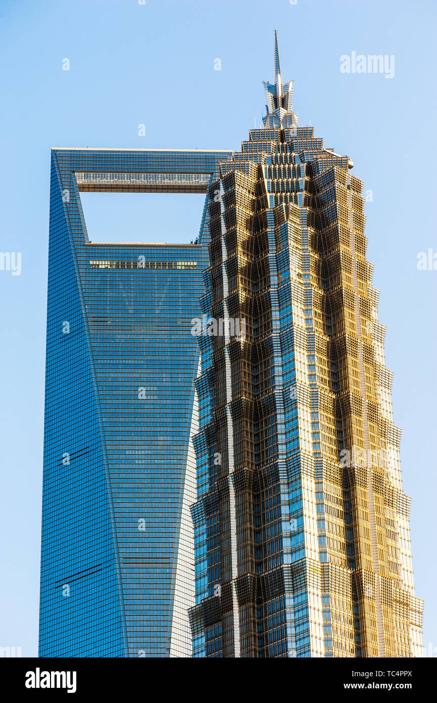 Shanghai, Chine - Nov 4,2012 : Shanghai Financial Tower et tour Jin Mao contre le ciel bleu. Banque D'Images