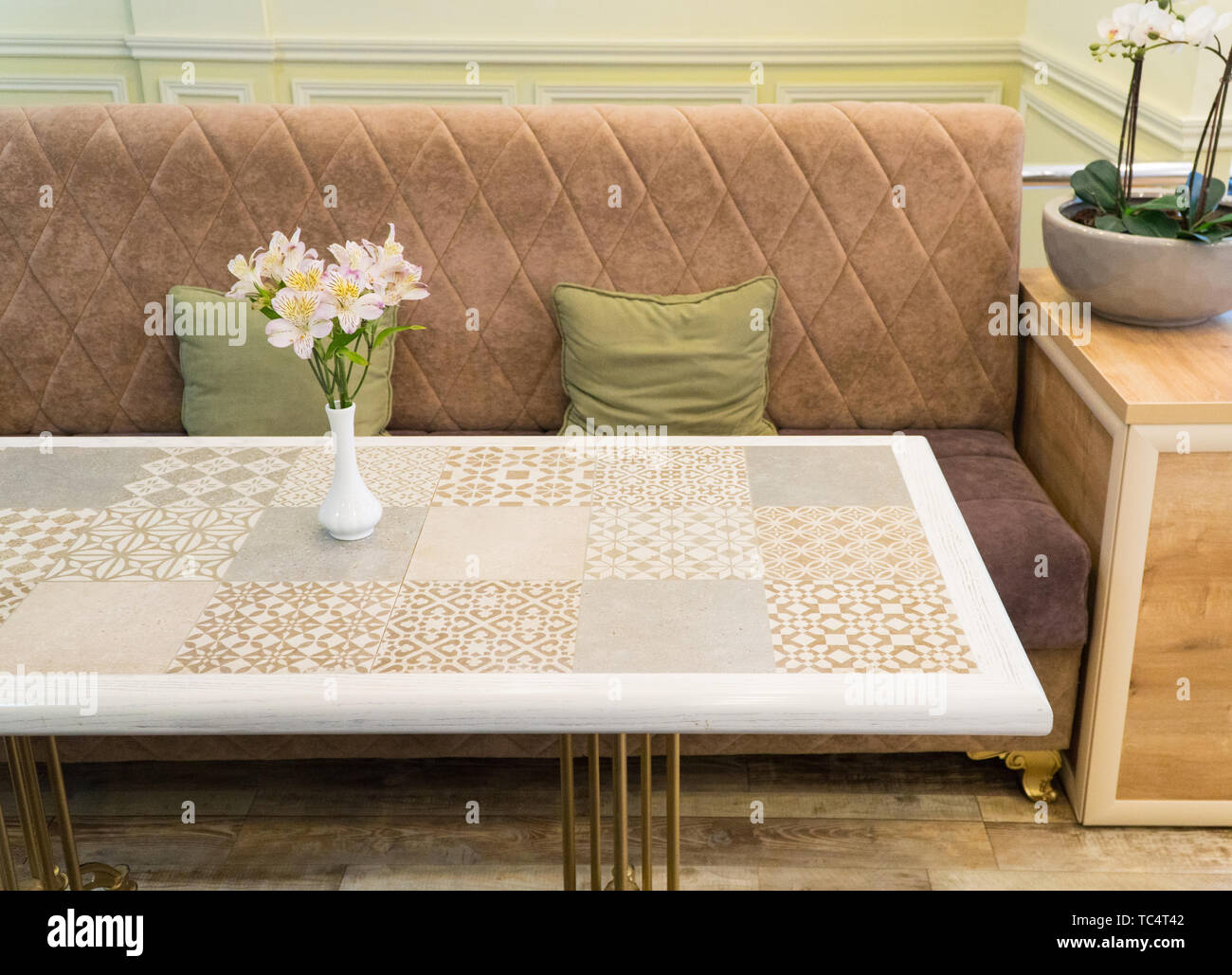 Restaurant intérieur avec canapé moderne et de fleurs Banque D'Images