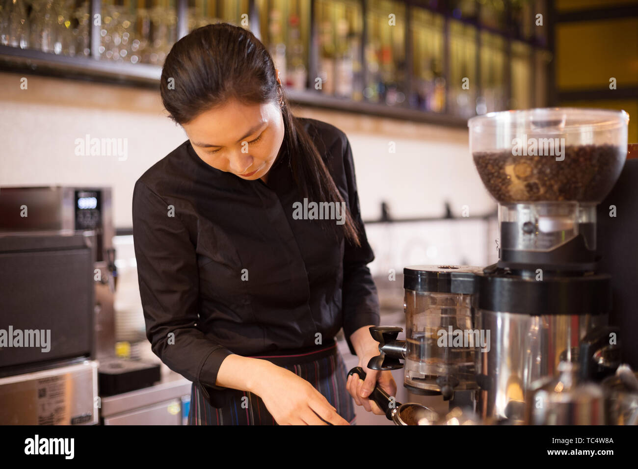Dans waitress cafe moderne Banque D'Images