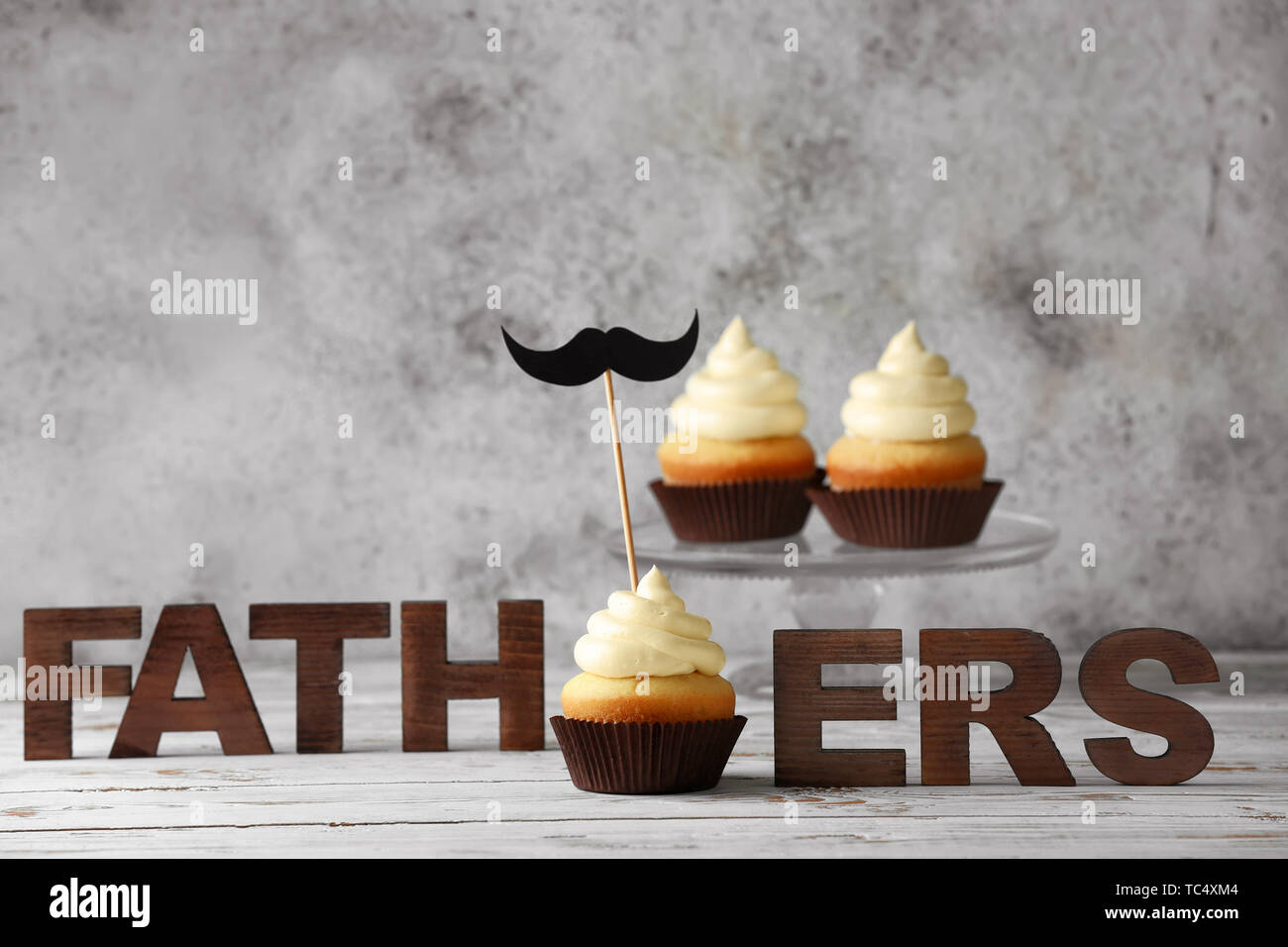 De Delicieux Petits Gateaux Pour La Fete Des Peres Sur Table En Bois Blanc Photo Stock Alamy