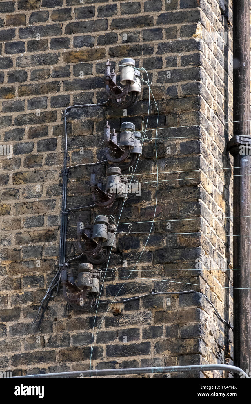 Les isolateurs de ligne téléphonique à l'ancienne sur un bâtiment à Paddington Banque D'Images