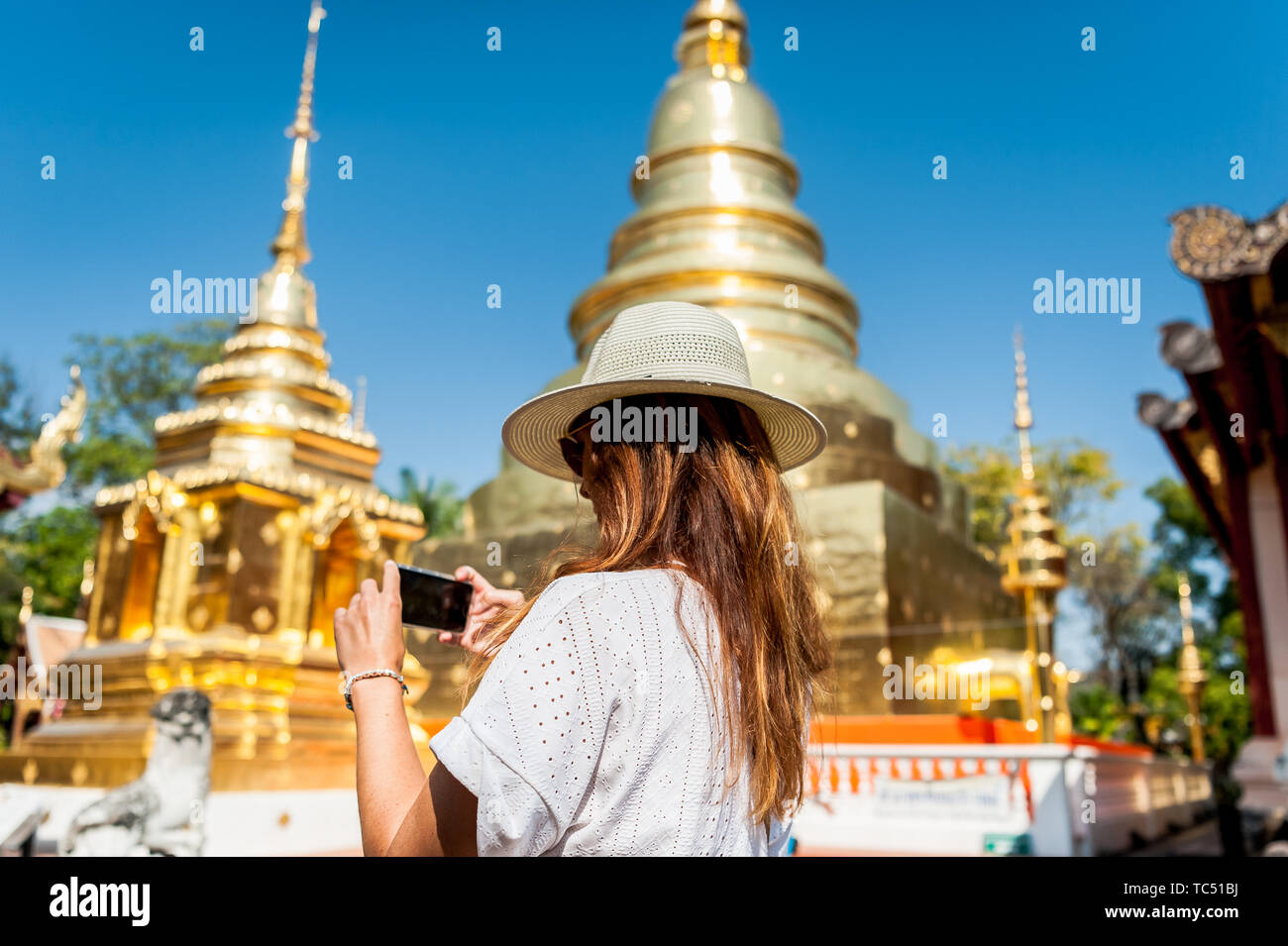 Un touriste prend une photo du temple orné au célèbre temple thaïlandais Wat Phra Sing Chiang Mai, Thaïlande. Banque D'Images