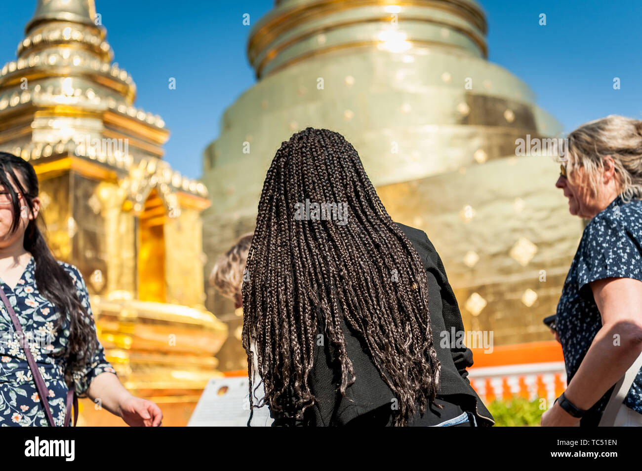 Les touristes apprécient la beauté incroyable du temple Wat Phra Sing à Chiang Mai, Thaïlande. Banque D'Images