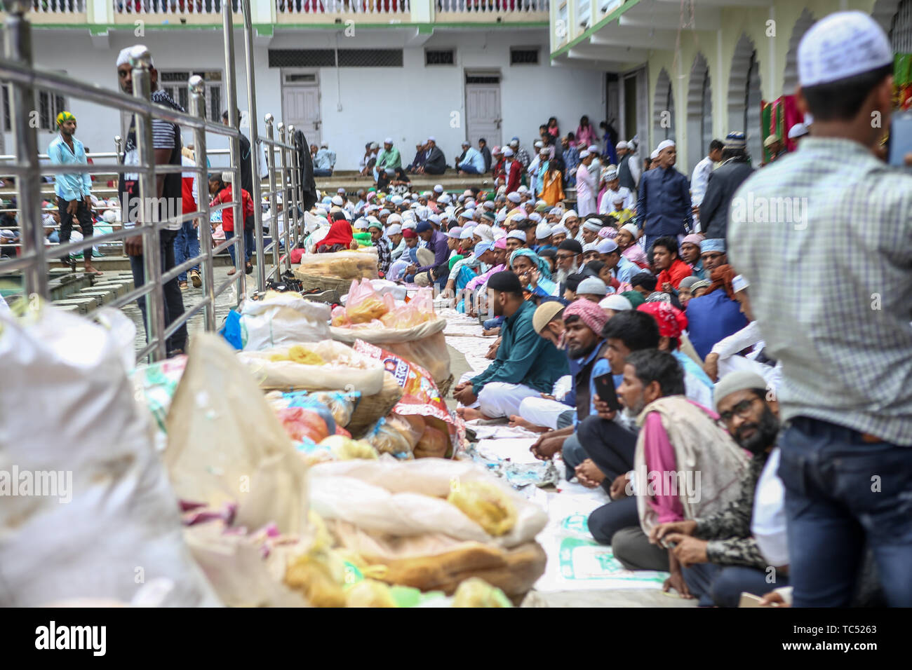 Les musulmans effectuer l'Eid al-Fitr prière à la mosquée Jame du Cachemire. L'Eid al-Fitr est une fête religieuse célébrée par les musulmans du monde qui marque la fin du Ramadan, mois sacré du jeûne islamique. Banque D'Images