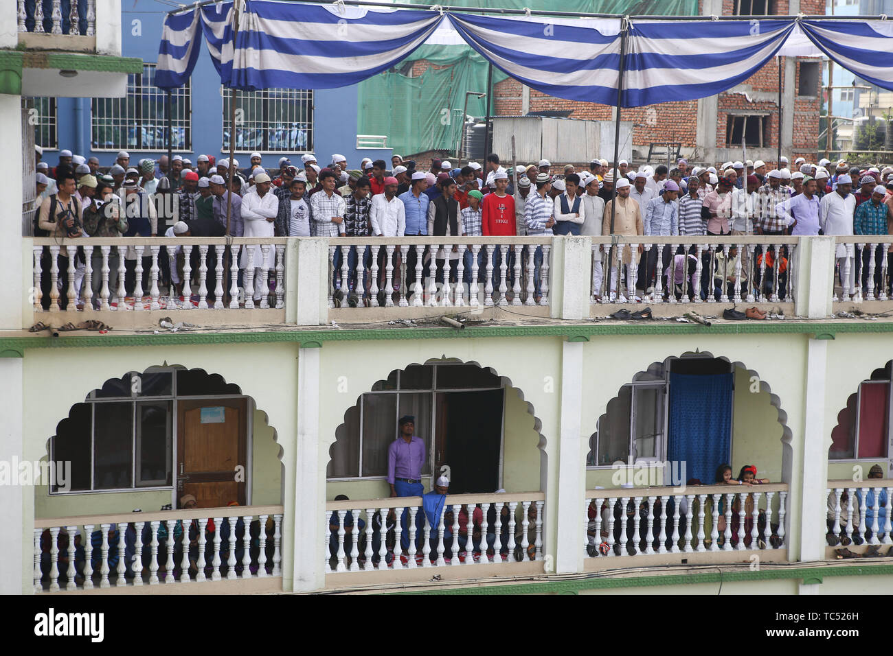 Les musulmans effectuer l'Eid al-Fitr prière à la mosquée Jame du Cachemire. L'Eid al-Fitr est une fête religieuse célébrée par les musulmans du monde qui marque la fin du Ramadan, mois sacré du jeûne islamique. Banque D'Images