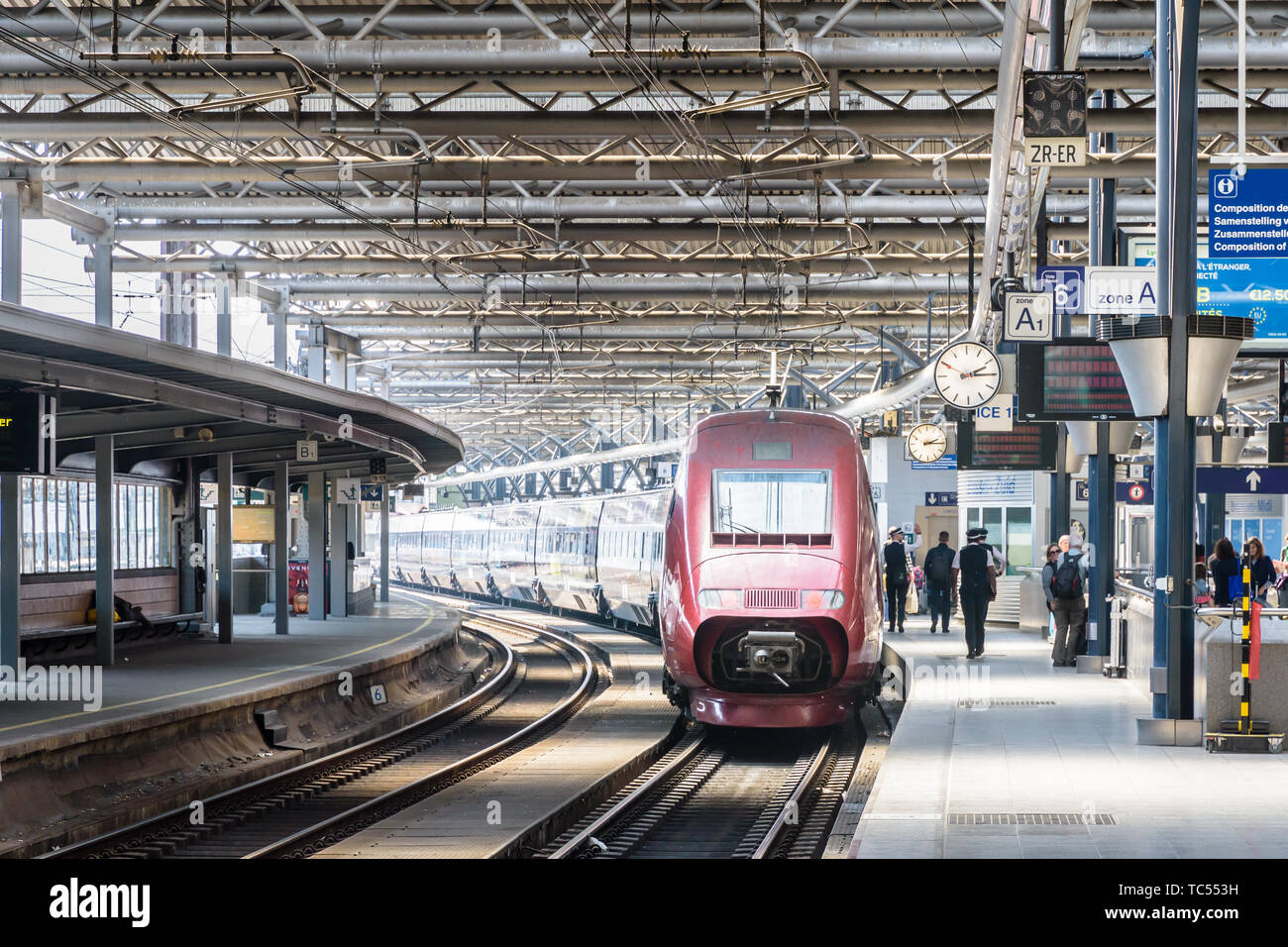Un train à grande vitesse Thalys est stationnement à une plate-forme pour l'embarquement à la gare de Bruxelles-sud, la gare SNCB plus occupés en Belgique. Banque D'Images