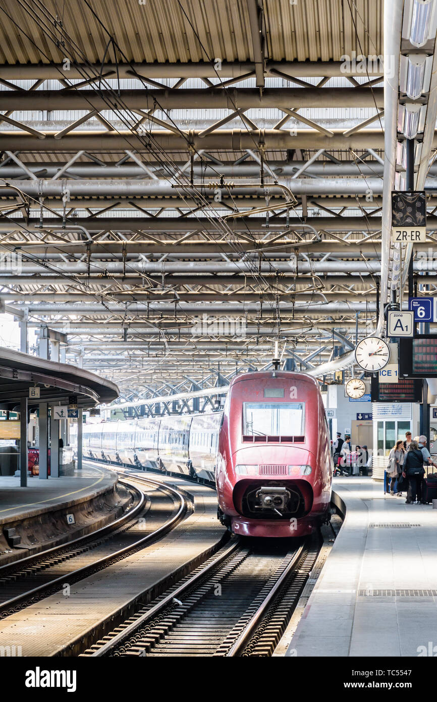 Un train à grande vitesse Thalys est stationnement à une plate-forme pour l'embarquement à la gare de Bruxelles-sud, la gare SNCB plus occupés en Belgique. Banque D'Images