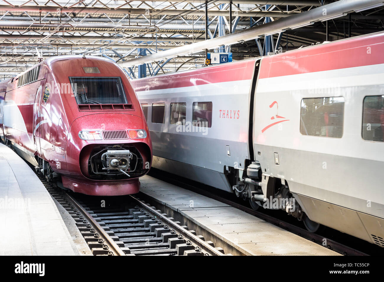 Un train à grande vitesse Thalys est installation dans la gare Bruxelles- Midi alors qu'une autre est de quitter la station Photo Stock - Alamy