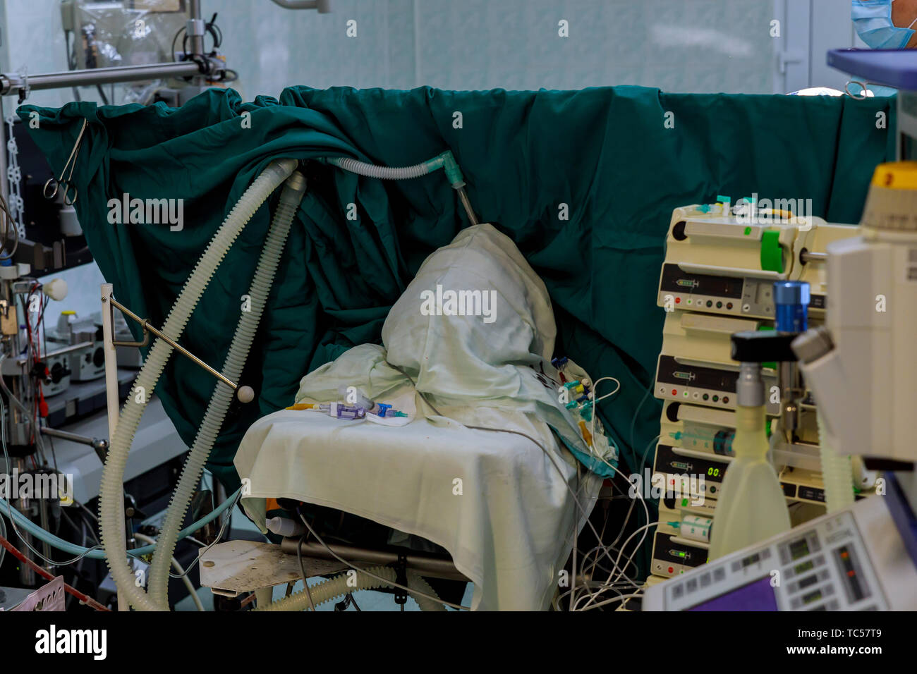 L'équipe médicale de chirurgie opérant dans une salle d'opération de l'hôpital chirurgien mature Banque D'Images