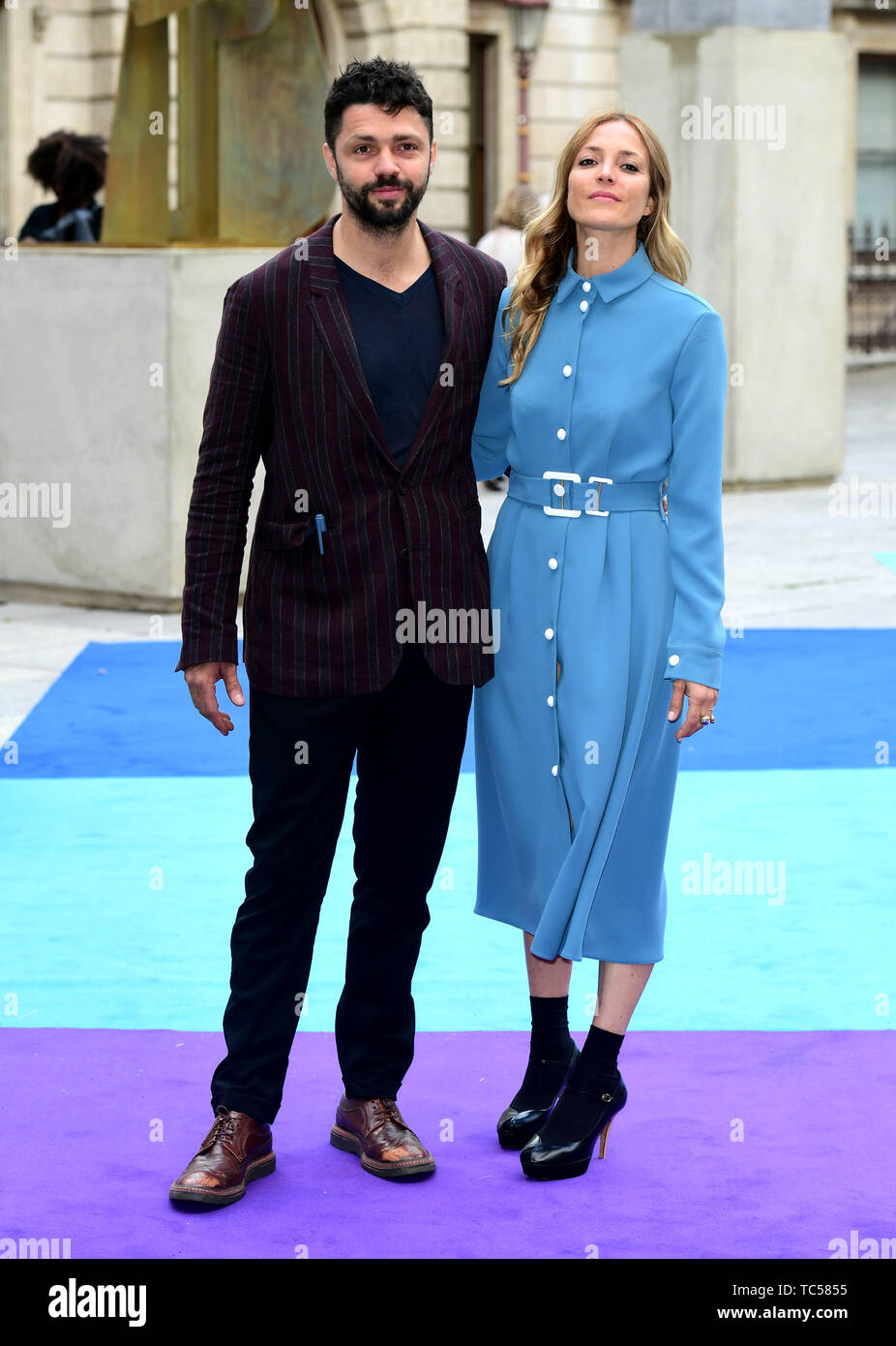 Conrad Shawcross et Carolina Mazzolari participant à la Royal Academy of Arts Exposition de l'été aperçu a tenu à Burlington House, Londres. ASSOCIATION DE PRESSE Photo. Photo date : mardi 4 juin 2019. Voir PA story SHOWBIZ Royal Academy. Crédit photo doit se lire : Ian West/PA Wire Banque D'Images