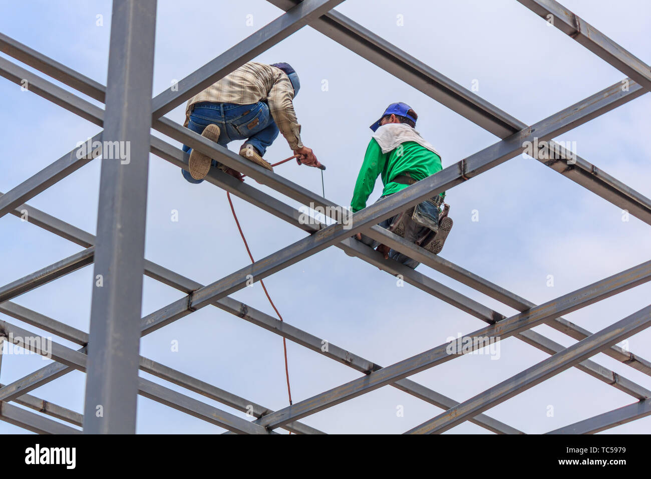 Soudure soudeur construction préfabriqués dans la construction, le processus de soudage Soudage par Stick, pas de ceinture de sécurité, pas de masque, pas de boîte à gants Banque D'Images