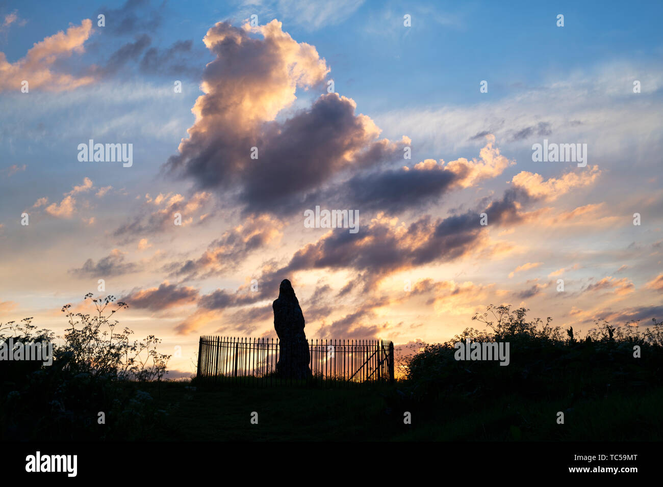 Le Rollright stones, le roi Pierre au lever du soleil, Oxfordshire, Angleterre. Silhouette Banque D'Images
