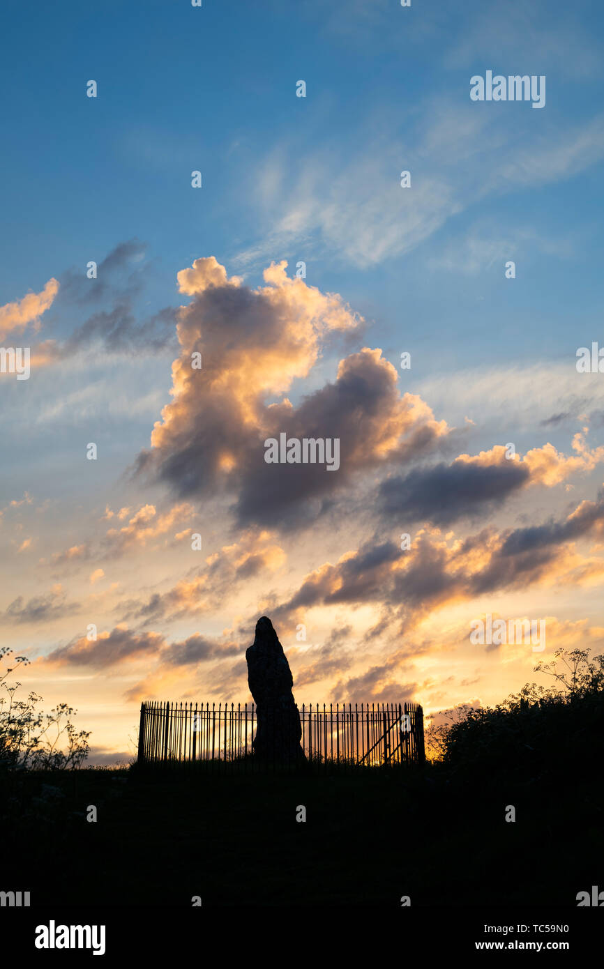 Le Rollright stones, le roi Pierre au lever du soleil, Oxfordshire, Angleterre. Silhouette Banque D'Images
