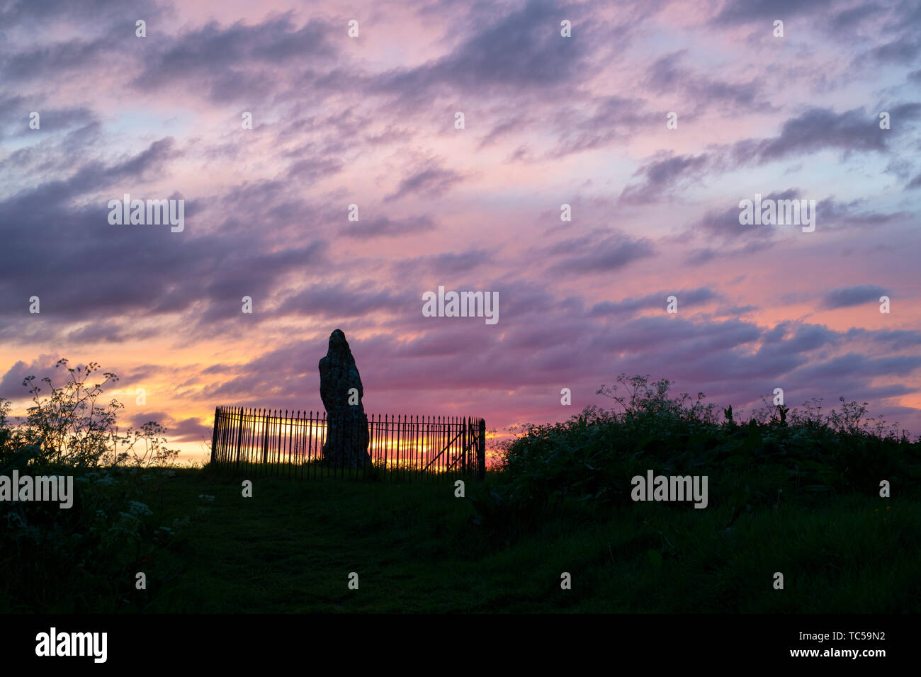 Le Rollright stones, le roi Pierre au lever du soleil, Oxfordshire, Angleterre. Silhouette Banque D'Images