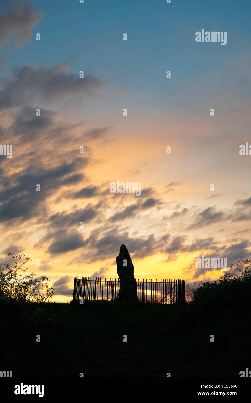 Le Rollright stones, le roi Pierre au lever du soleil, Oxfordshire, Angleterre. Silhouette Banque D'Images