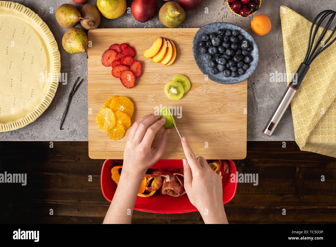 Tarte aux fruits frais fait maison Préparation de tarte. Ingrédients pour la cuisson du gâteau. Concept de saine alimentation. Banque D'Images