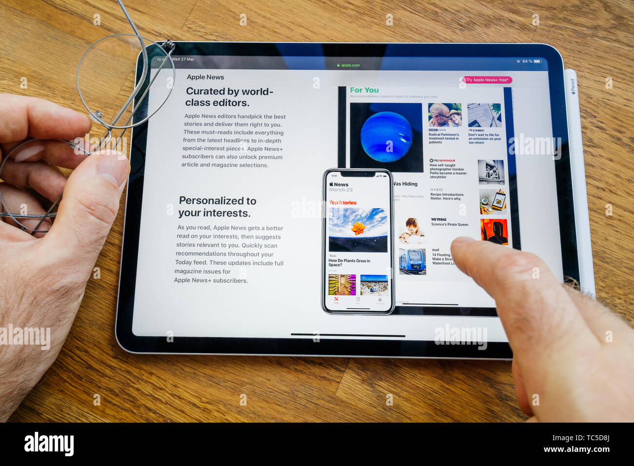 Paris, France - Mar 27, 2019 : POV point de vue personnel sur l'actualité Apple page web vu sur tablette iPad moderne Pro équipé d'un nouveau modèle d'abonnement pour tout le monde Banque D'Images