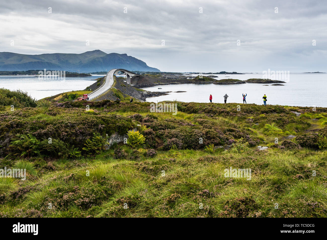 Les touristes de prendre des photos en face de la route de l'Atlantique (Atlanterhavsvegen), l'une des routes les plus emblématiques en Norvège Banque D'Images