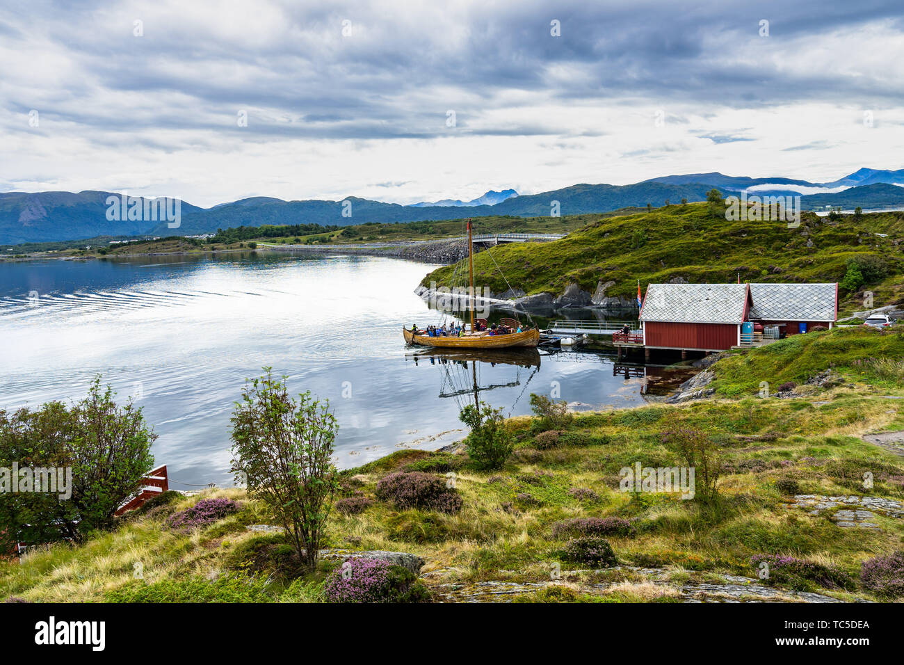 Bateau traditionnel en bois entrant dans un petit port près de la célèbre route de l'Atlantique. , Karvag Averoy, More og Romsdal (Norvège), Août 2018 Banque D'Images