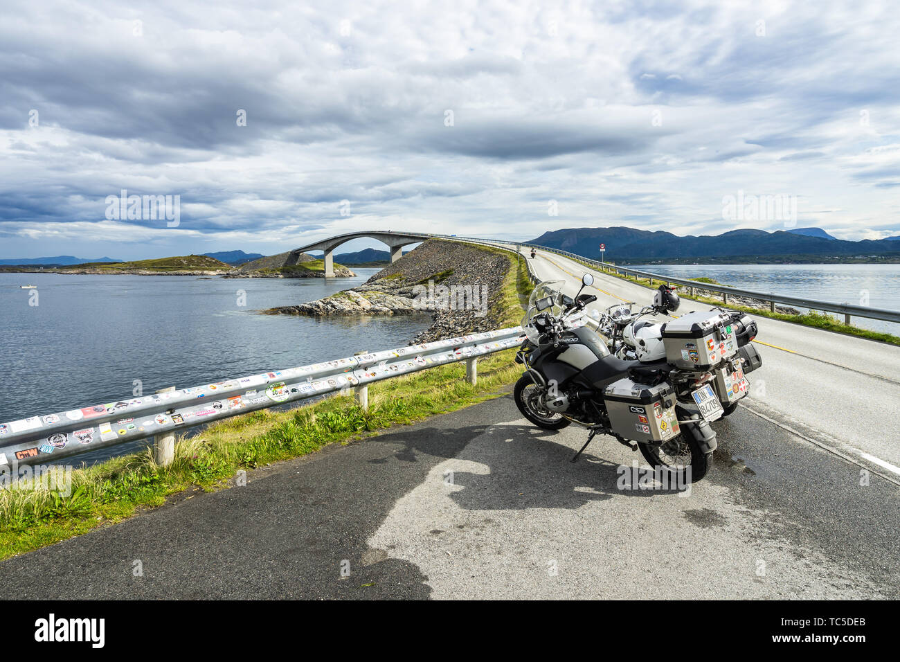 La célèbre route de l'Atlantique (Atlanterhavsveien) est l'un des préféré des routes dans le monde entier pour les motocyclistes, la Norvège Banque D'Images
