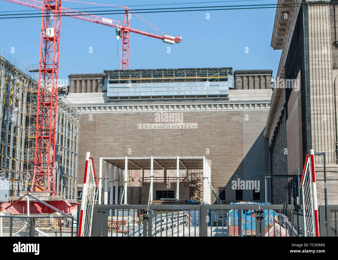 Berlin, Allemagne, 6 avril 2019 : La façade de la Musée Pergamon de Berlin est en cours de reconstruction avec les grues à tour, des échafaudages et de la construction Banque D'Images