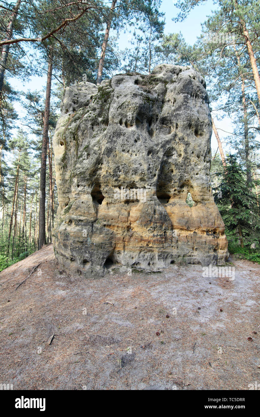 Tour séparé de grès dans la forme d'un prisme qui ressemble à un maillet est situé dans le monument naturel Theatre, Hamr na Jezere Banque D'Images