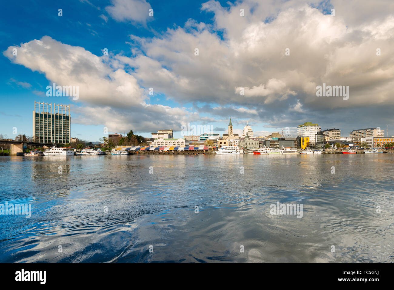 La ville de Valdivia à la rive du fleuve Calle-Calle, région de Los Rios, Chili Banque D'Images