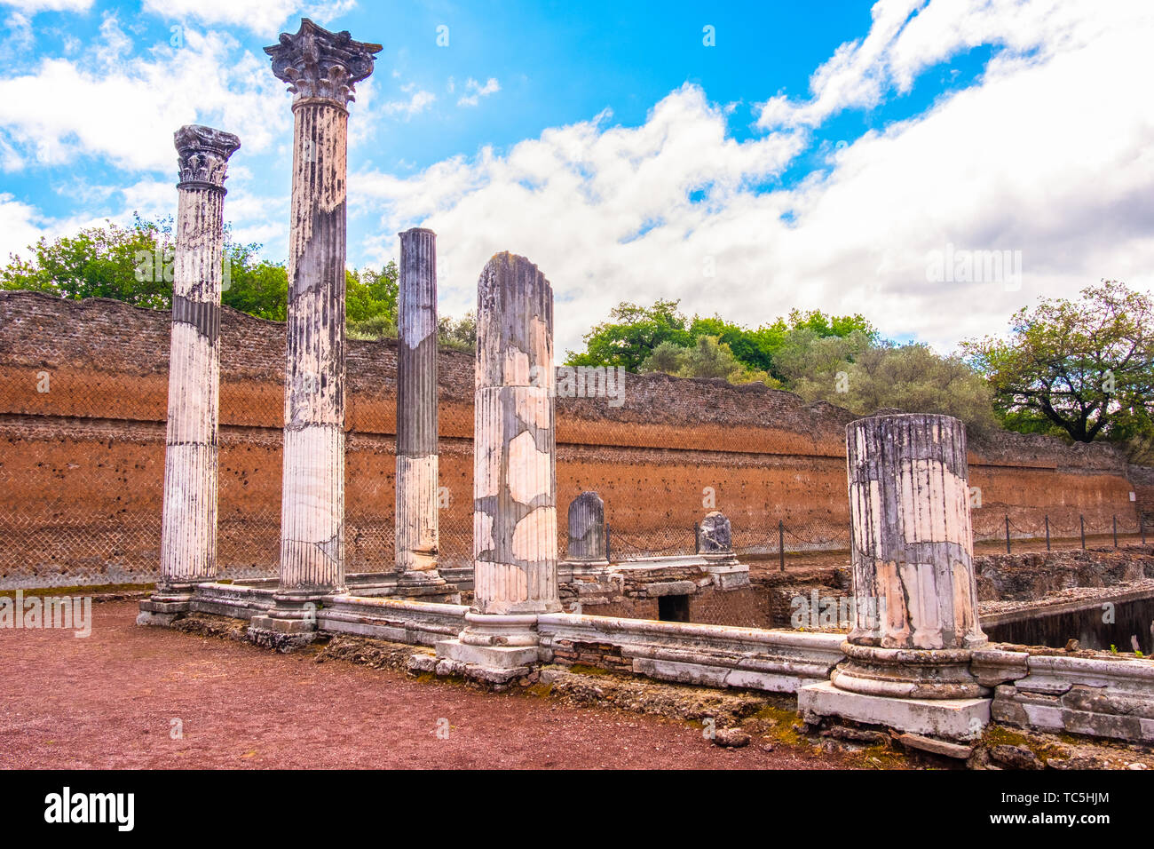 Colonnes romaines de la Villa Adriana à Tivoli - Latium - Italie Banque D'Images