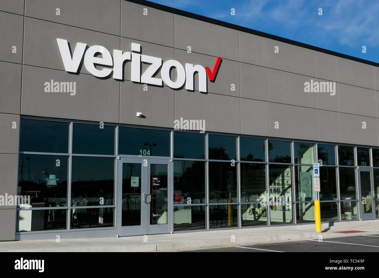 Un logo d'une enseigne à l'extérieur sans fil Verizon store à Martinsburg, en Virginie de l'Ouest le 4 juin 2019. Banque D'Images