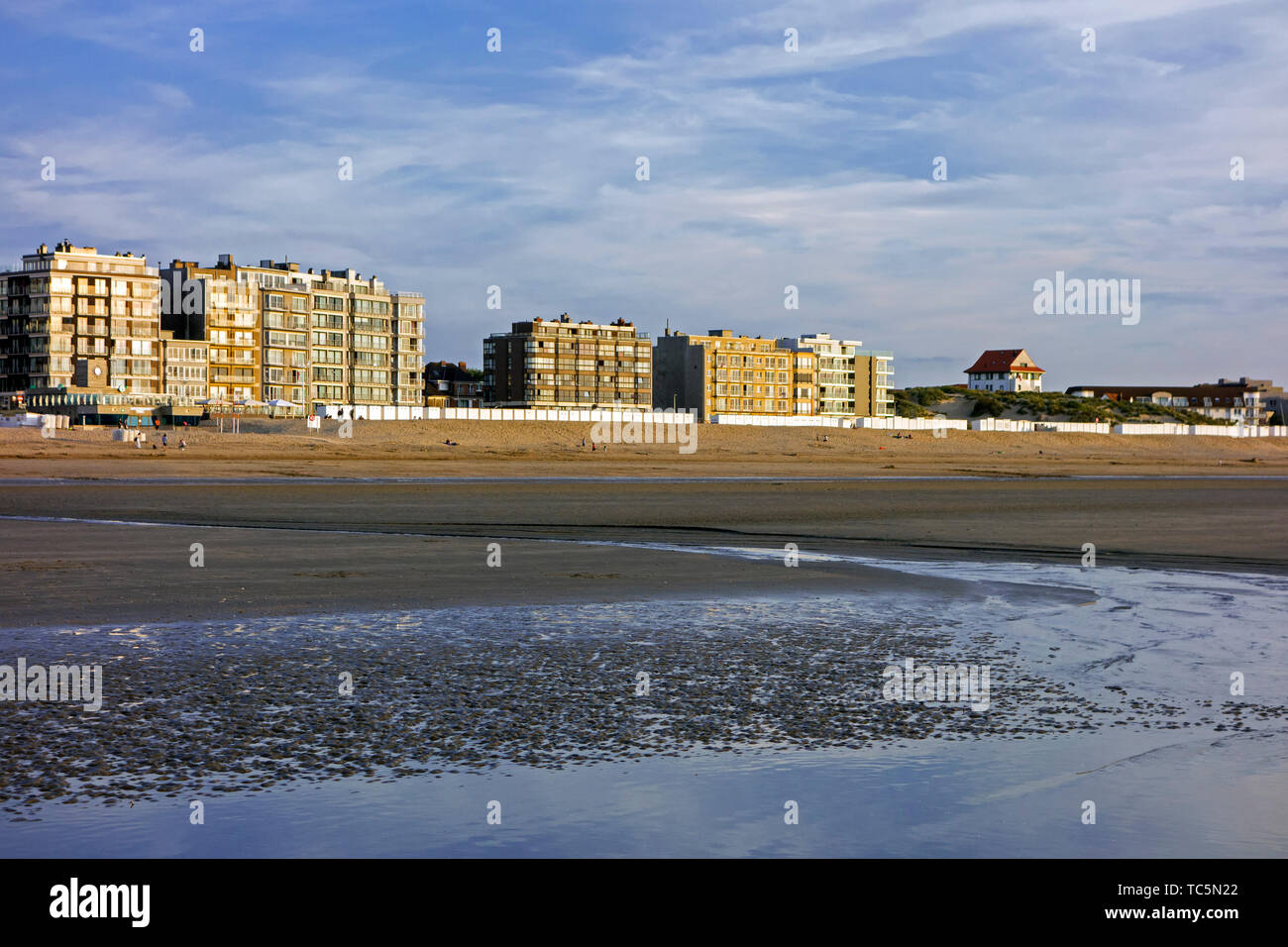 Appartements de vacances et appartements à Koksijde / Coxyde, station balnéaire de la côte de la mer du Nord, Flandre occidentale, Belgique Banque D'Images