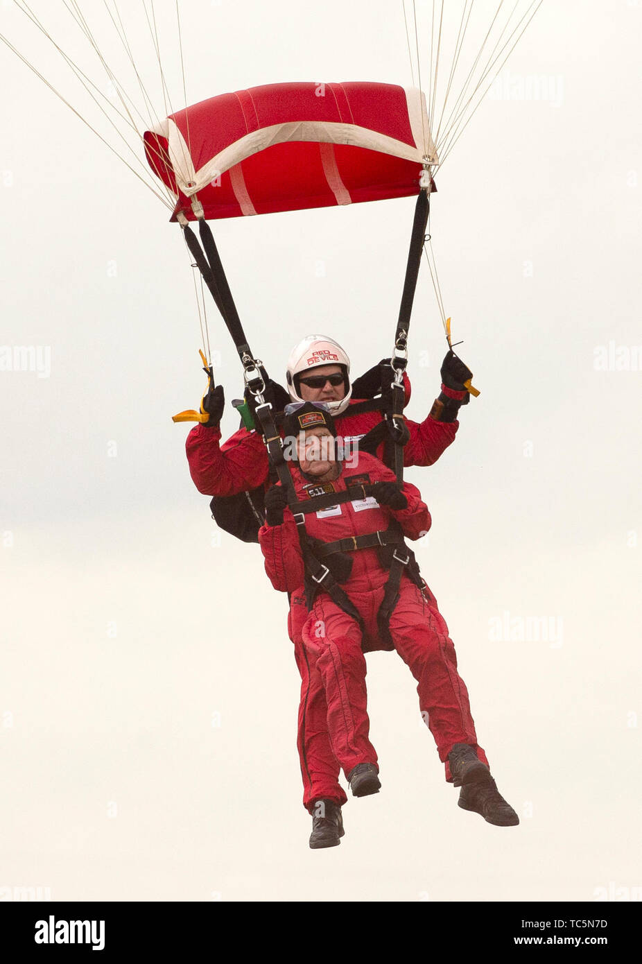 Jock Hutton, 94 anciens combattants, de Stirling, complète son saut en parachute tandem avec les Diables rouges pendant la descente en parachute commémorative sur Sannerville, France, au cours des commémorations du 75e anniversaire du débarquement. Banque D'Images