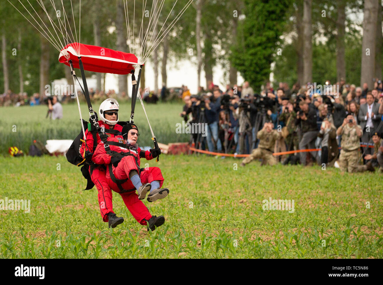 Harry Lu 95 Anciens Combattants L Achevement De Son Saut En Parachute Tandem Avec Les Diables Rouges Pendant La Descente En Parachute Commemorative Sur Sannerville France Au Cours Des Commemorations Du 75e Anniversaire