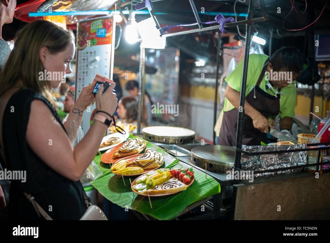 Touristiques de l'ouest Prise de photos de Pai marché de nuit, le nord de la Thaïlande Banque D'Images
