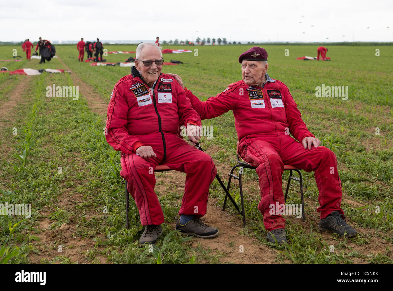 Harry vétéran Lire, 95, (à gauche) et le Jock Hutton, 94, après avoir terminé leur saut en parachute tandem avec les Diables rouges pendant la descente en parachute commémorative sur Sannerville, France, au cours des commémorations du 75e anniversaire du débarquement. Banque D'Images