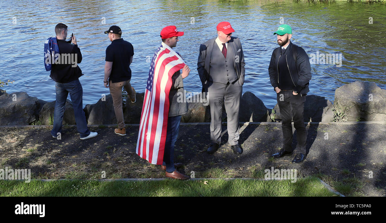 Les partisans d'atout d'attendre l'arrivée du président américain Donald Trump dans le village de Doonbeg dans le comté de Clare le premier jour de sa visite à la République d'Irlande. Banque D'Images