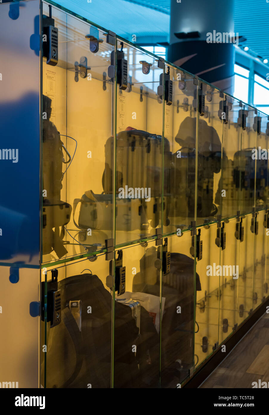 Assurance stockés dans des boîtes en verre transparent in airport lounge Banque D'Images