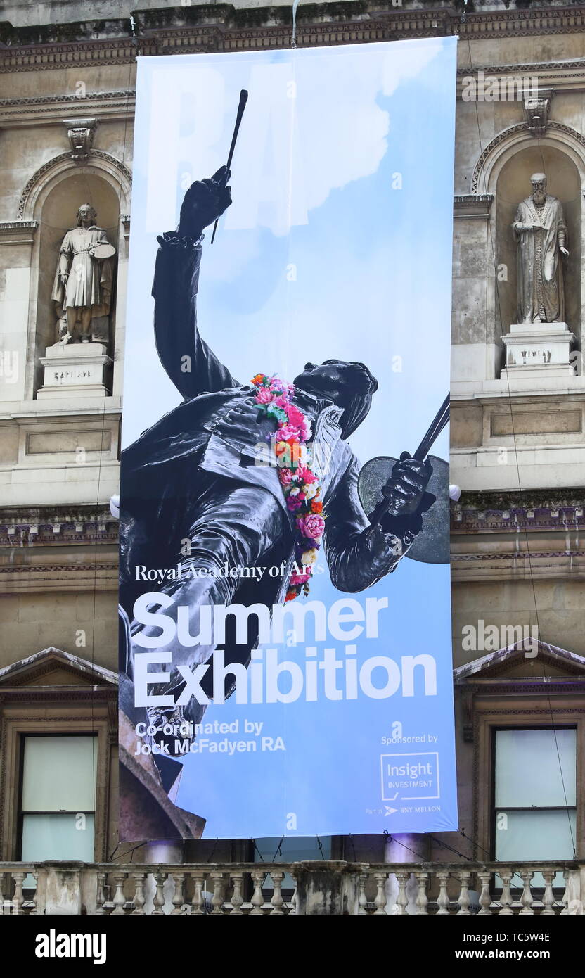 Londres. UK. Atmosphère à Royal Academy of Arts Exposition de l'été 2019, parti d'aperçu à la Royal Academy, Piccadilly, Londres le 4 juin 2019 Ref : CMT73-J5007-050619 Keith Mayhew /Media Historique WWW.LMKMEDIA.COM Banque D'Images