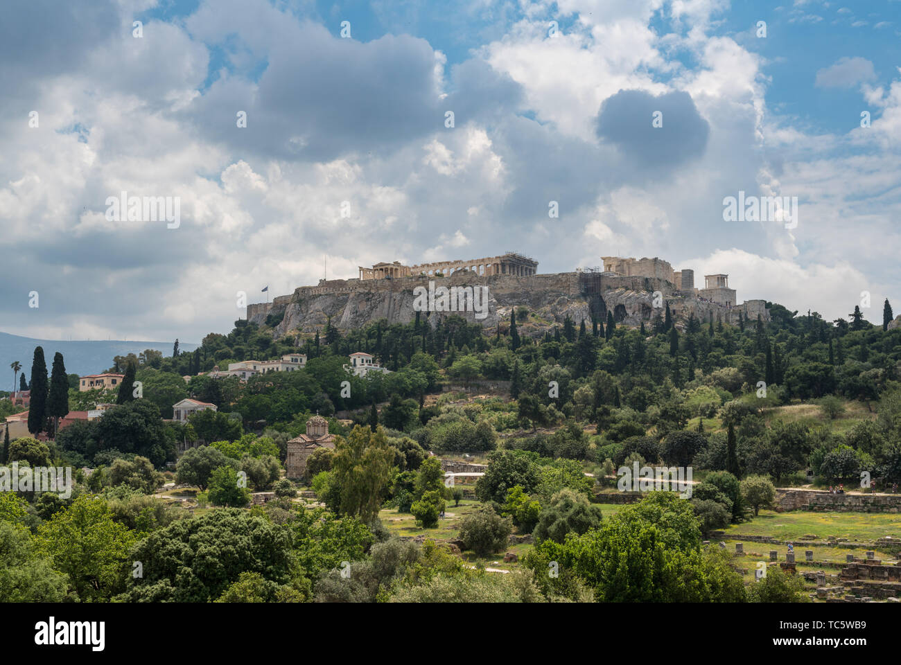 La colline de l'acropole s'élève au-dessus de l'agora grecque à Athènes Banque D'Images
