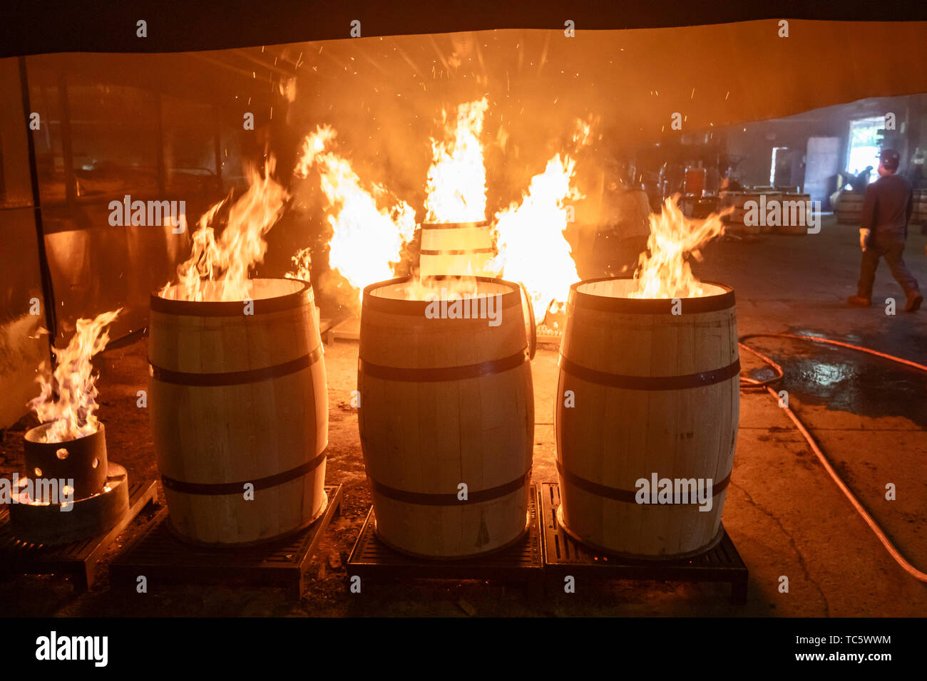 Louisville, Kentucky - Travailleurs de Kelvin Cooperage faire des fûts de chêne pour le vieillissement du vin et bourbon. Canons sont brûlée pour ajouter de la saveur pendant le vieillissement pro Banque D'Images