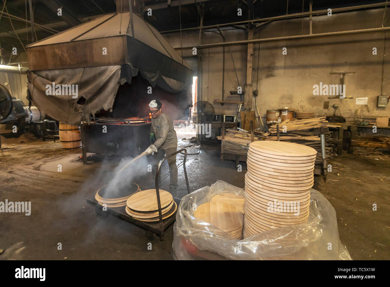 Louisville, Kentucky - Travailleurs de Kelvin Cooperage faire des fûts de chêne pour le vieillissement du vin et bourbon. Canons sont brûlée pour ajouter de la saveur pendant le vieillissement pro Banque D'Images