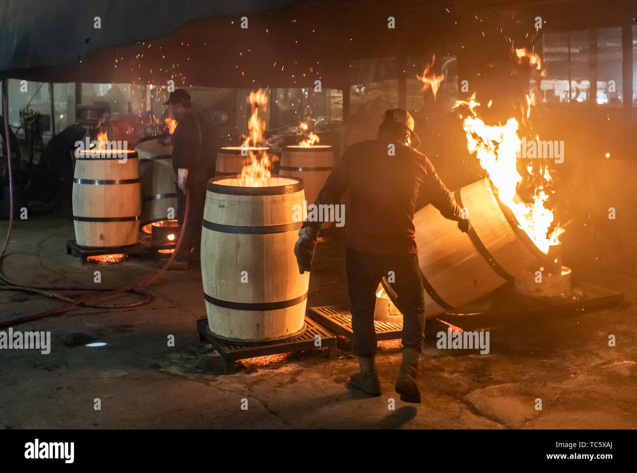 Louisville, Kentucky - Travailleurs de Kelvin Cooperage faire des fûts de chêne pour le vieillissement du vin et bourbon. Canons sont brûlée pour ajouter de la saveur pendant le vieillissement pro Banque D'Images